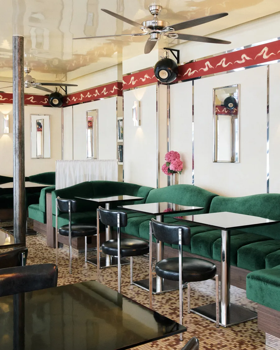 Claves took the room from cafés in the INA television archives. Photography Matteo Verzini
